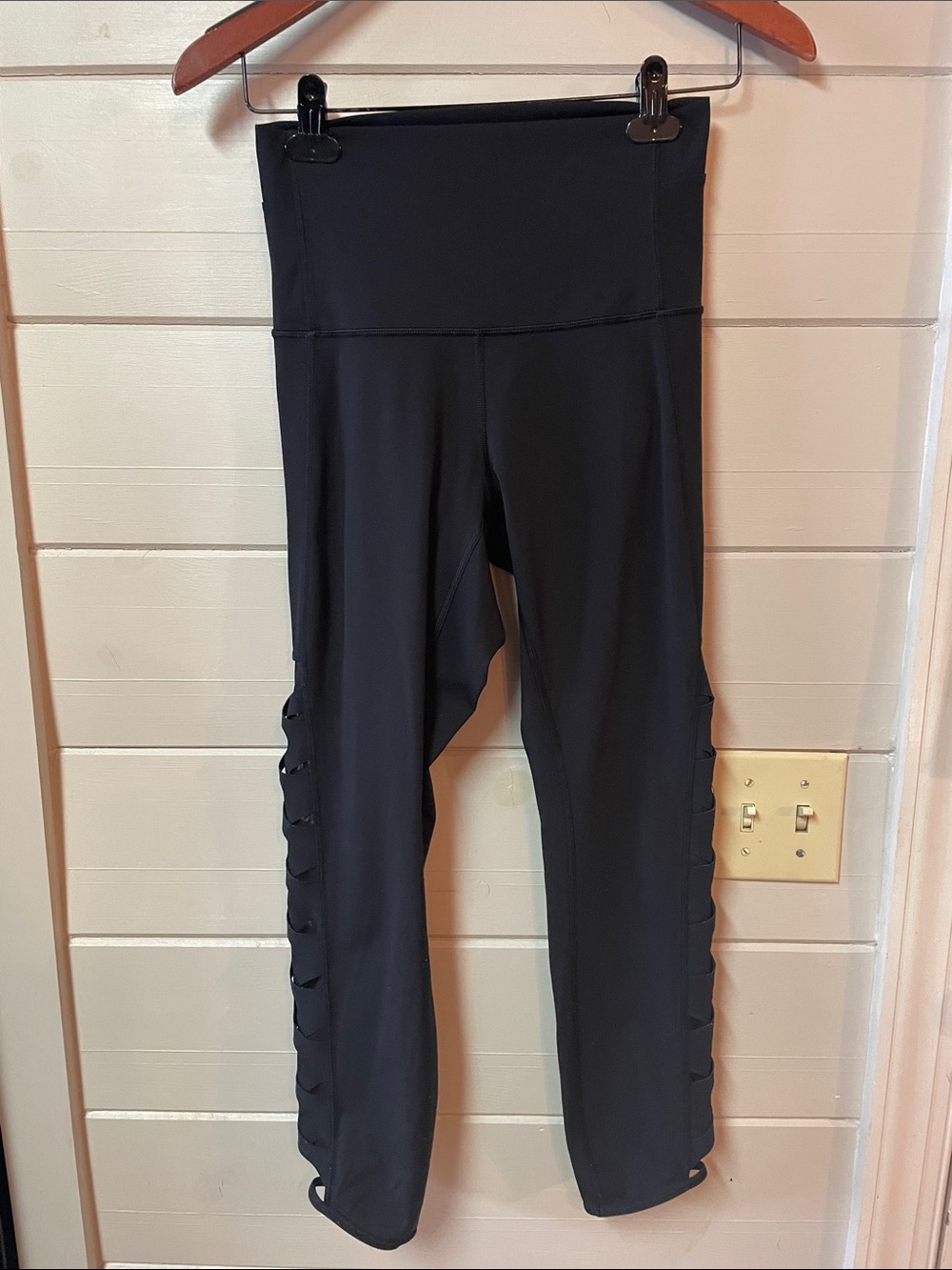 Lululemon Black Leggings with Criss Cross Mesh Side Leg Detailing Size 6.